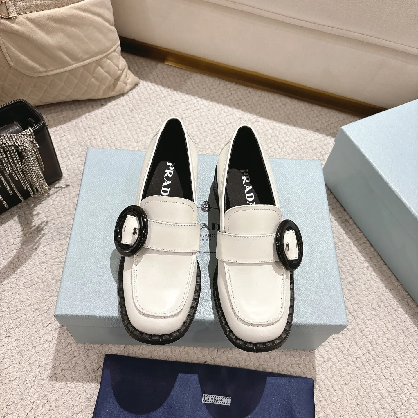 👟👟Ex-factory price 560👟👟 High version Prad✅ certified𝟐𝟎𝟐5𝙨𝙨 Early Spring Prada💯 #陈昊宇 Same style, many celebrity internet celebrities have the same style / mid-heeled British loafers, the round rubber buckle design adds a sense of sophistication, the overall shape is full of aura, and the British style small leather shoes are casual and high-end. Chen Haoyu’s same style/Prada25ss loafers! Fabric: Imported open edge beads Lining: Imported sheepskin Insole: Imported cowhide Women's model: Standard code 35-41 (customized at 40.41).  Color: black, light brown, white. The shoes are very cost-effective, so we refuse to negotiate.  #陈昊宇 Same style Prada loafers # Temperament wear